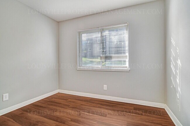 Building Photo - 2425 Lindsay Ave