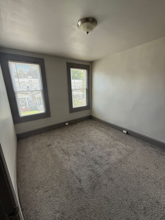 Building Photo - Charming 3-Bedroom Home for Rent with a Yard and Front Porch!