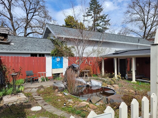 Building Photo - Commercial Lease Opportunity – Jacksonville, Oregon