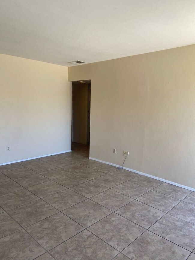 Building Photo - 913 Nimrod Ct