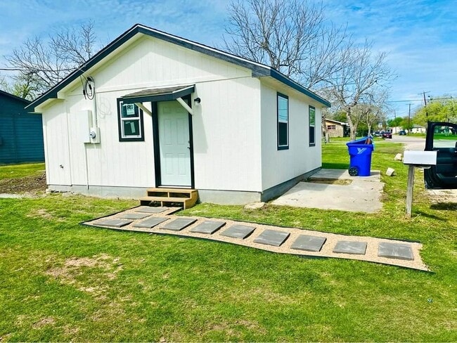 Building Photo - Yoakum - 501