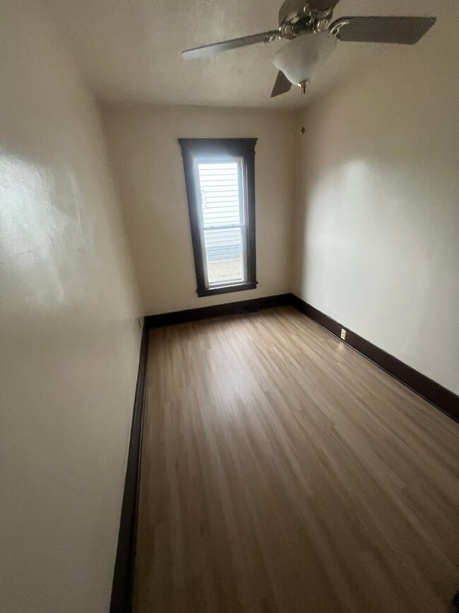 Building Photo - 1146 E 26th St