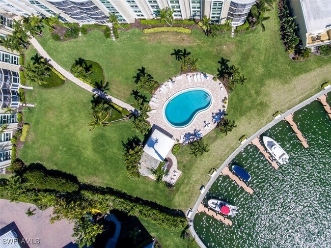 Building Photo - 400 Park Shore Dr