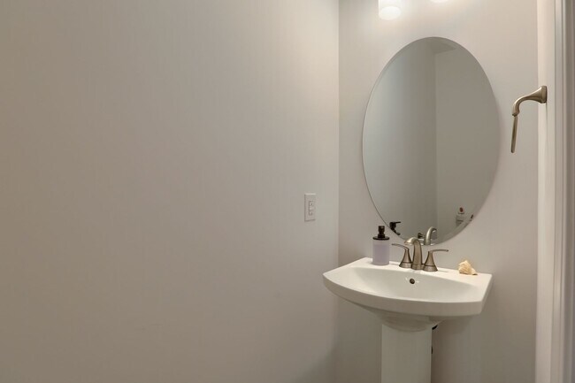 Building Photo - 4 bedroom