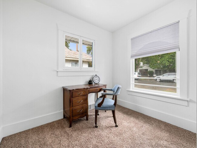 Building Photo - 245 800 E