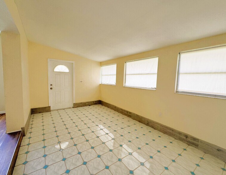 Building Photo - Cozy 3 Bedroom Home with Updated Kitchen and Spacious Yard in Port Charlotte