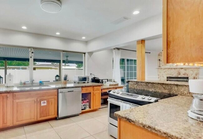 Building Photo - 5940 NE 22nd Ave