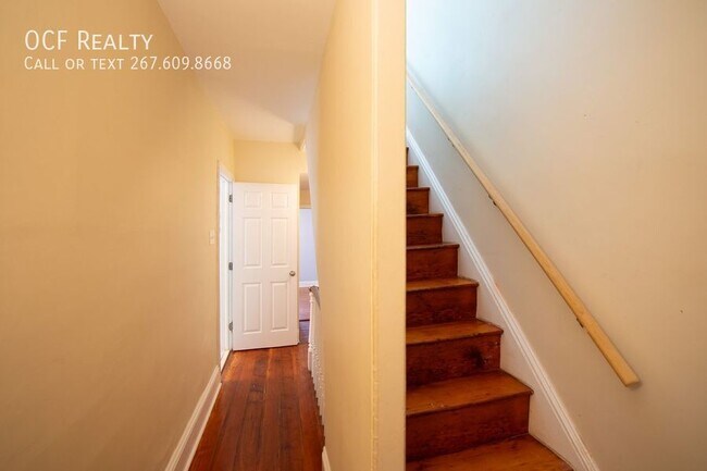 Building Photo - 2211 Bainbridge St