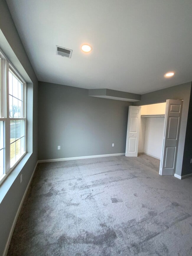 Building Photo - 200 Larkspur Ln