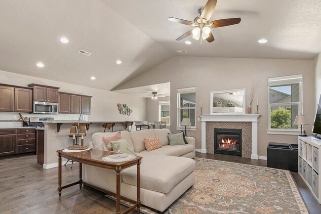 Building Photo - 3 - Bedroom Meridian home on corner lot!!