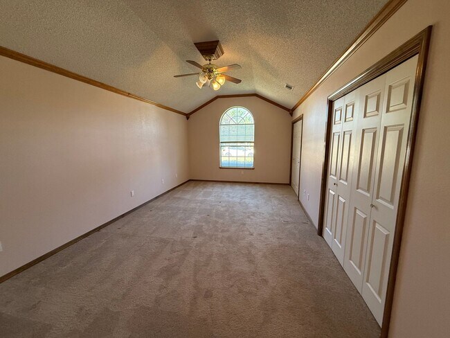 Building Photo - Beautiful 4 Bedroom Home Located in the Zi...