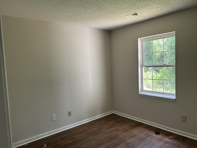 Building Photo - 1727 W Pine Lake Dr