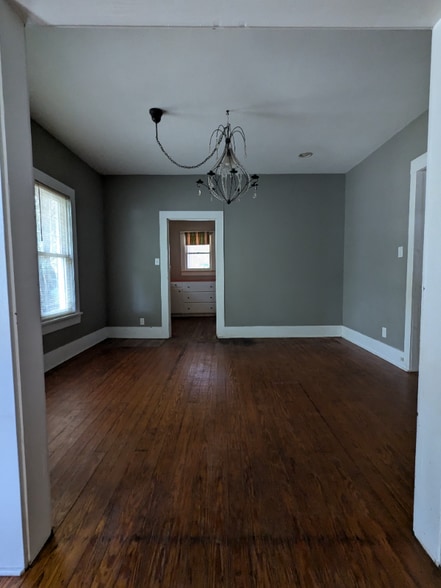 Building Photo - 885 W Long