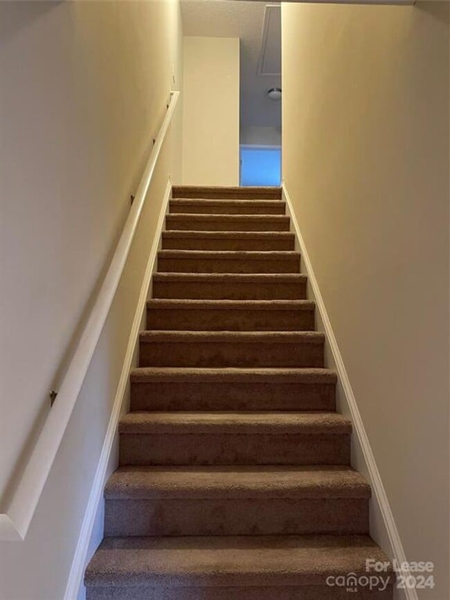 Building Photo - Spacious 2BR 2BA Townhome In Prime Location!