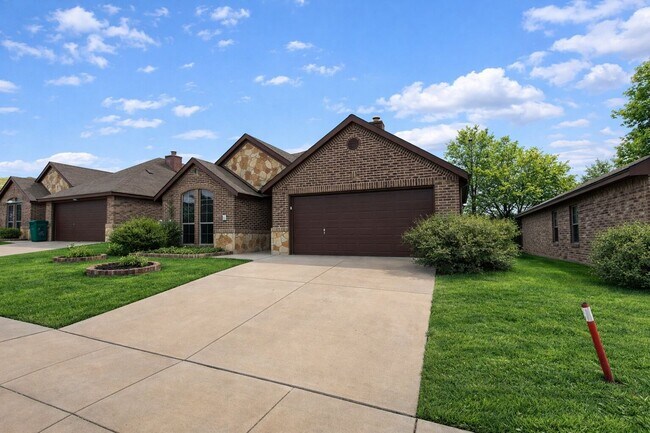 Building Photo - Spacious Single-Story Comfort with Covered Porch in Wilmer