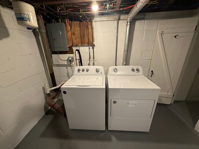 Building Photo - Two Bedroom Duplex Located Just Blocks from Downtown - No Students Permitted