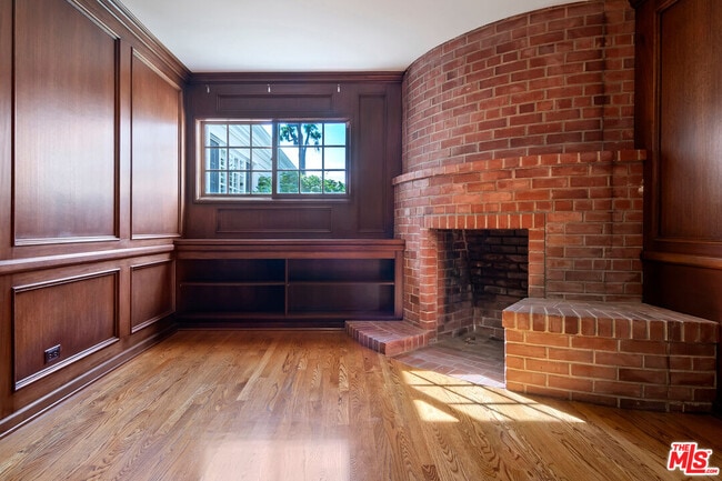 Building Photo - 360 Alma Real Dr