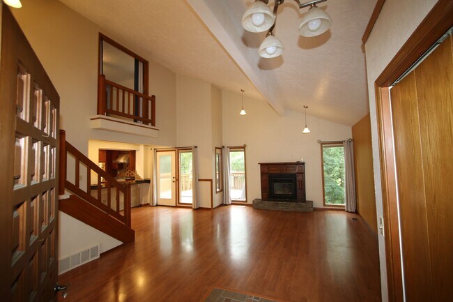 Building Photo - 4 Bedroom Eagle River Home!