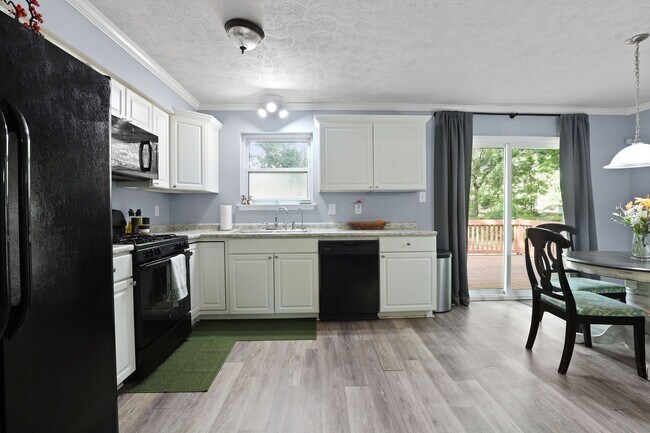 Building Photo - Settle Into Comfort in This Charming 3-Bedroom Home in Larchmont Estates