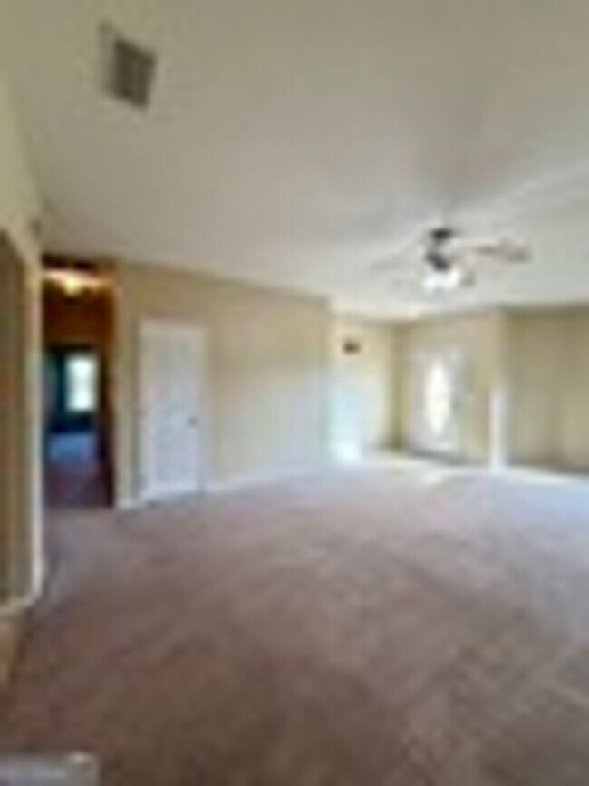 Building Photo - 200 Royal Palms Ave