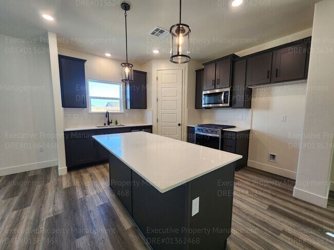 Building Photo - 4 bedroom/ 3 bathroom split-wing home.