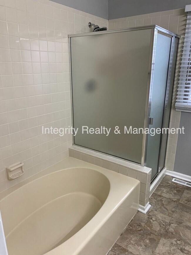 Building Photo - 7565 S Cove Cir
