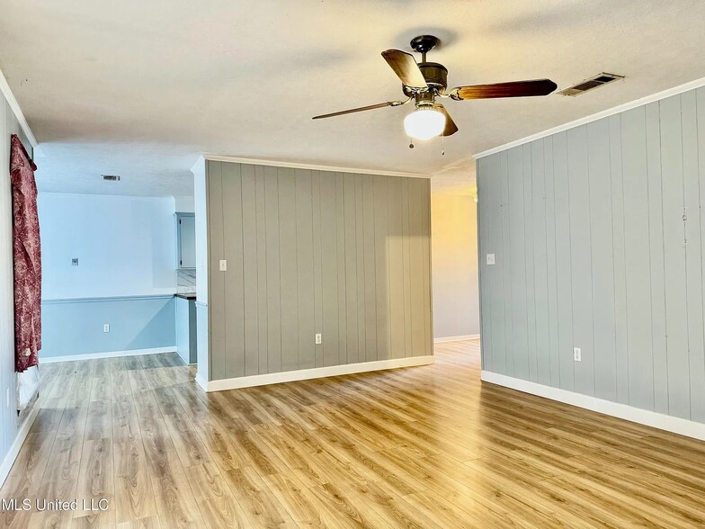 Building Photo - 123 Fairoaks Dr