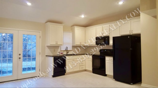 Building Photo - Remodeled 3 Bed 1 Bath Duplex in Overland ...