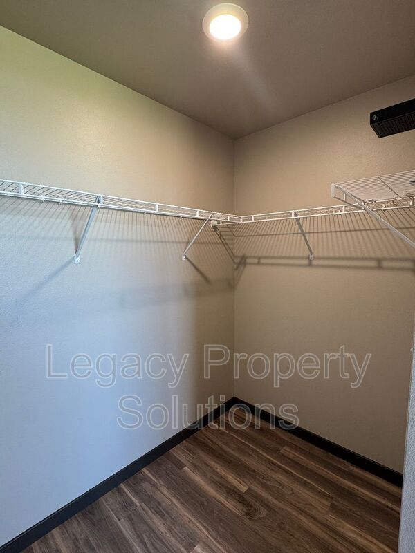 Building Photo - 226 E Greenfield Ln