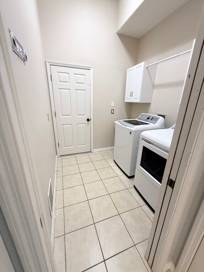 Building Photo - 4420 Harts Cove Way
