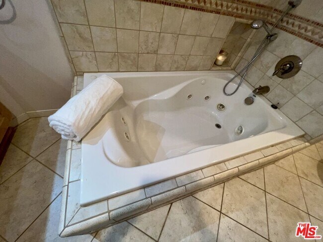 Building Photo - 1008 Westholme Ave