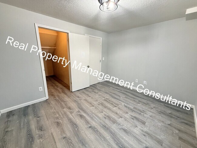 Building Photo - 4 Bedroom with Flexible Living Space!  Deposit Free Living Available via Obligo