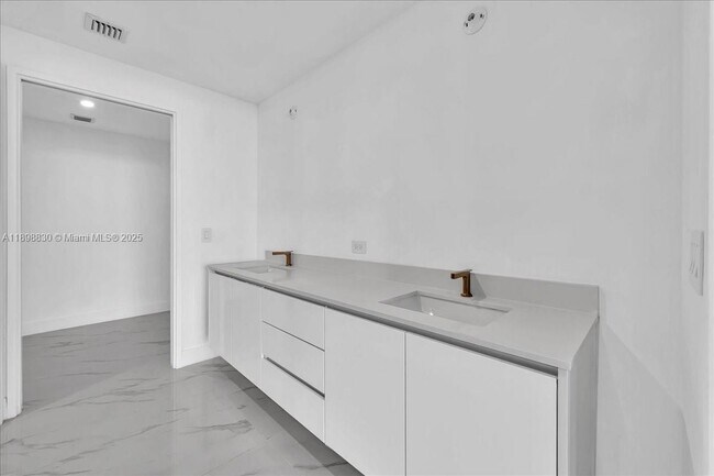 Building Photo - 700 NE 24th St