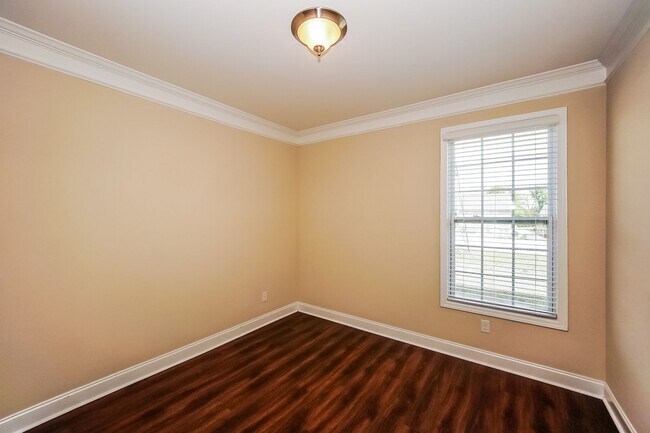 Building Photo - Beautiful 4 Bedroom Single Family Home