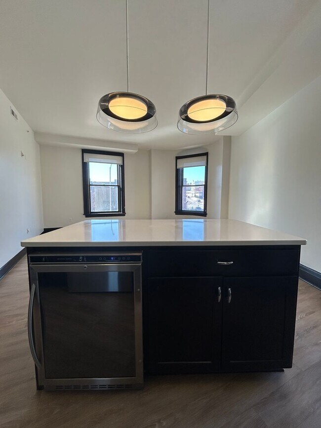 Building Photo - Luxury Downtown Living | Spacious 1-Bedroom 1-Bathroom Loft