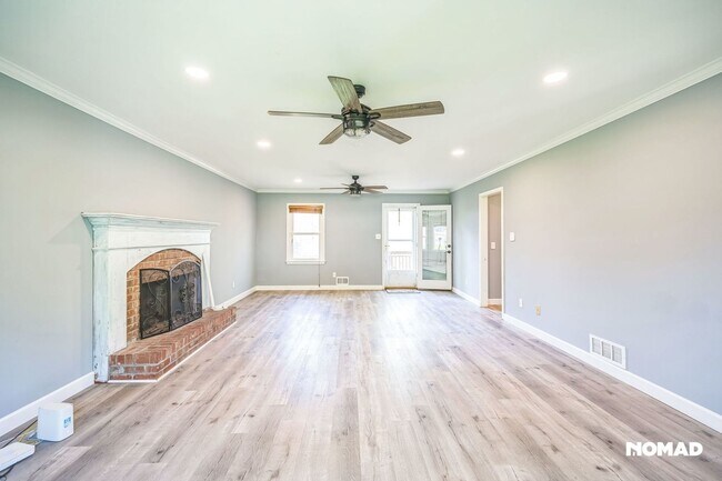 Building Photo - Spacious 3BR, with bonus room House in Law...