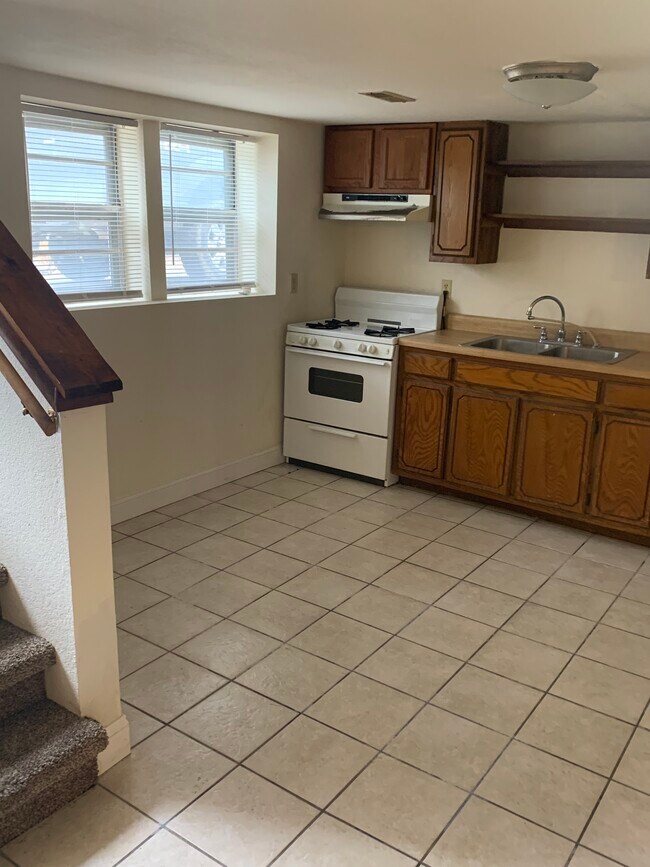 Kitchen - 1206 Lakeview Ave