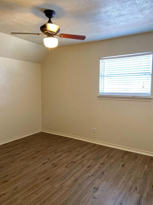 Building Photo - 704 Skyline Dr