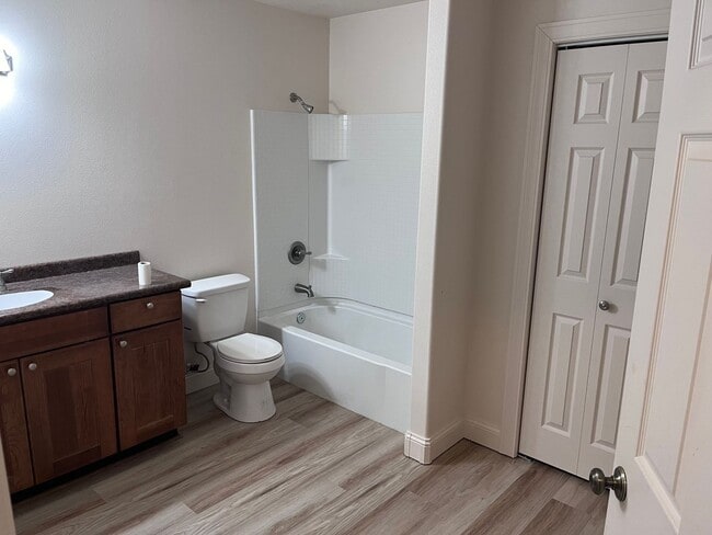 Building Photo - Gorgeous West End 4 bed Home!