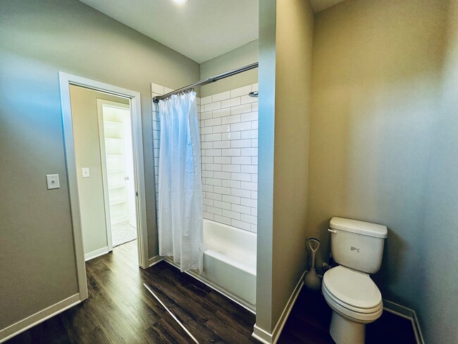 Building Photo - {1095} Modern Townhome Available Immediate...