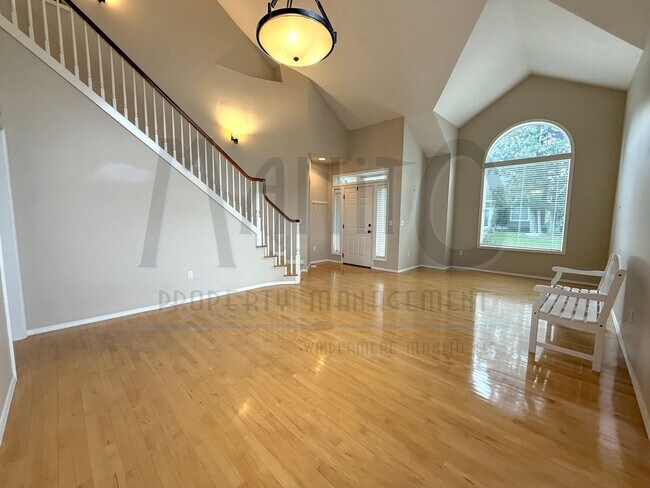 Building Photo - Elegant and Spacious Home