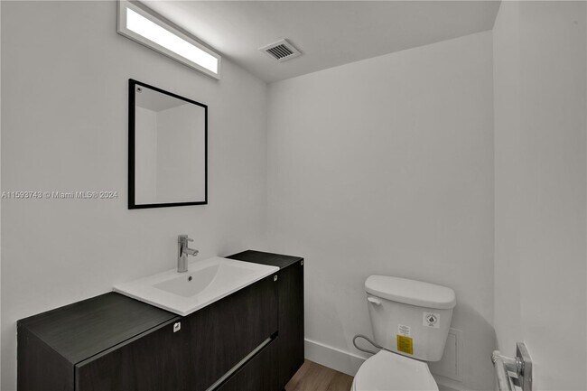 Building Photo - 9500 W Bay Harbor Dr