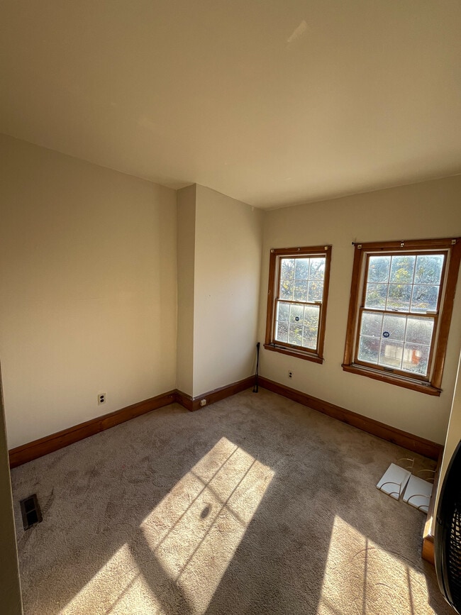 Building Photo - 816 W 9th St