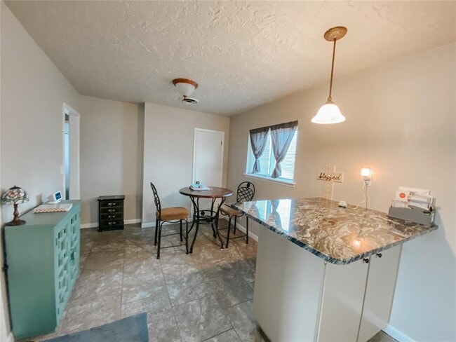 Building Photo - 208 Thompson Dr