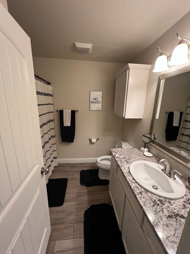 Building Photo - 10301 Valencia Ave