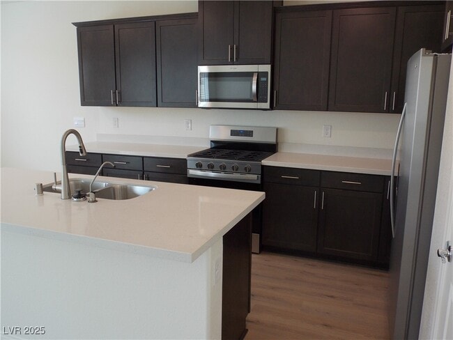 Building Photo - 565 Ruby Robin Ave