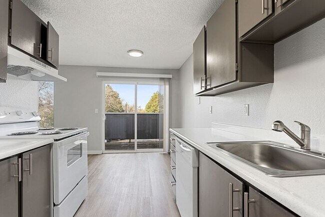 Building Photo - Affordable Comfort! Spacious 2-Bedroom Apa...