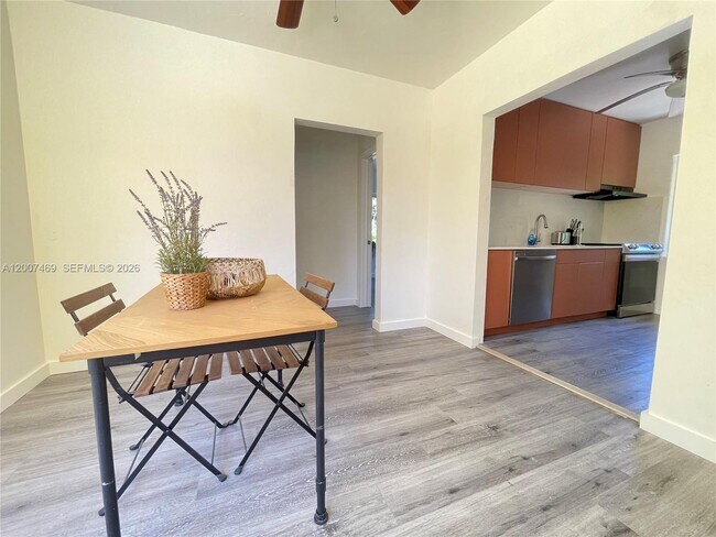 Building Photo - 401 NE 14th Ave