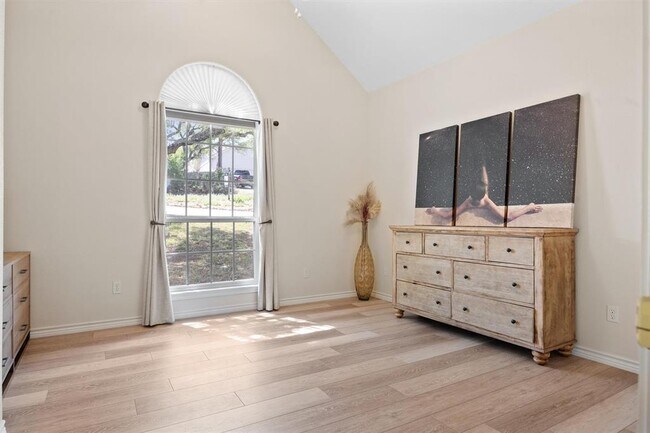 Building Photo - 104 Kings Way