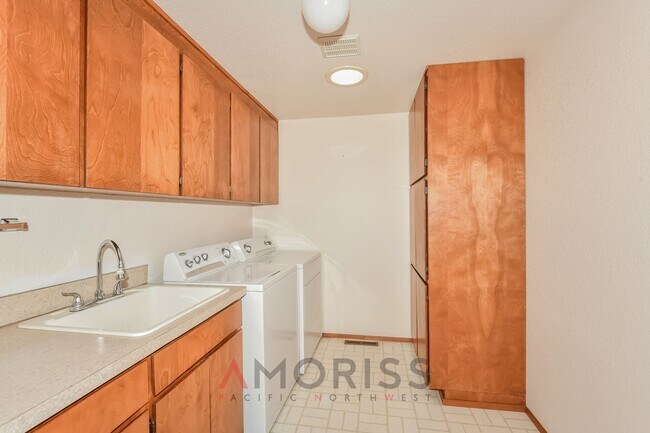 Building Photo - *****COMING SOON***Spacious 3BD/3BA Home in Lacey's Oakmont Neighborhood | Golf Course Views